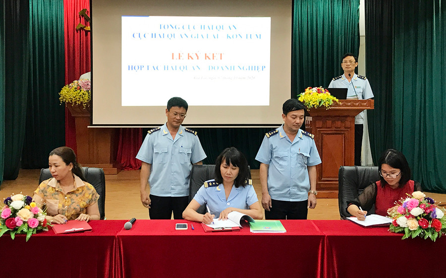  Cục Hải quan Gia Lai-Kon Tum ký kết hợp tác với doanh nghiệp về hỗ trợ thực thi pháp luật. Ảnh: Hà Duy