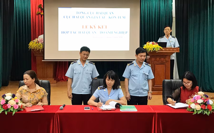  Cục Hải quan Gia Lai-Kon Tum ký kết hợp tác với doanh nghiệp về hỗ trợ thực thi pháp luật. Ảnh: Hà Duy