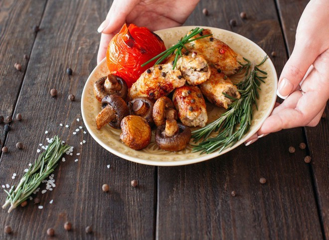 Nên kiểm soát khẩu phần ăn để không phá vỡ kế hoạch giảm cân của bạn - Ảnh: Shutterstock Nên kiểm soát khẩu phần ăn để không phá vỡ kế hoạch giảm cân của bạn - Ảnh: Shutterstock