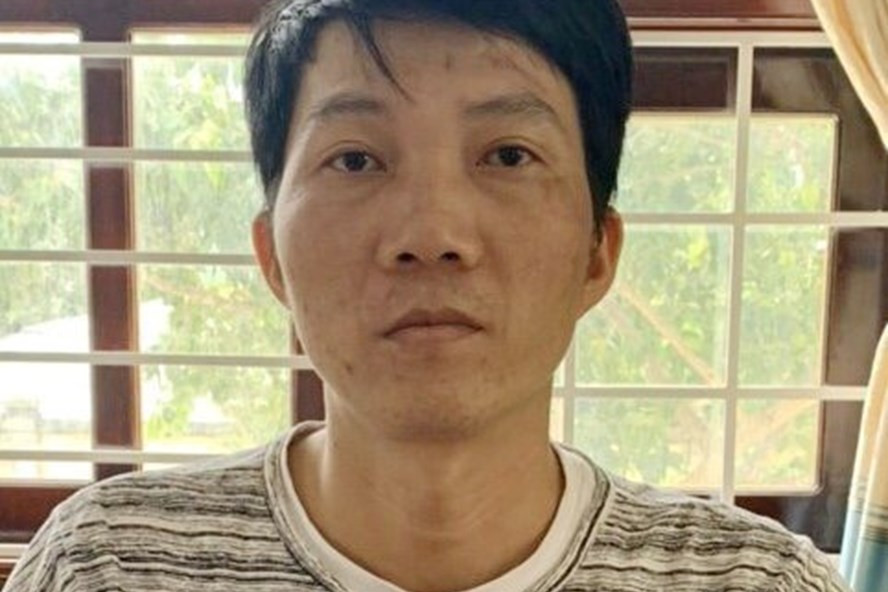 Đối tượng ra tay sát hại bạn gái và để thi thể nạn nhân trong phòng trọ bị Công an bắt giữ. Ảnh: Phương Linh