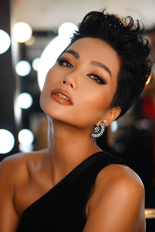 H'Hen Niê bị một người đàn ông chê bai ngoại hình thiếu nữ tính. Anh ta cho rằng đó là lý do khiến cô không có đại gia theo đuổi.