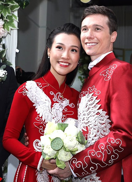 Hoành Oanh và ông xã doanh nhân. Ảnh: NSCC Hoành Oanh và ông xã doanh nhân. Ảnh: NSCC