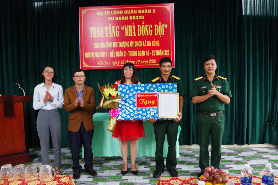 Lãnh đạo Trung đoàn 48 bàn giao nhà cho gia đình Thượng úy Lê Bá Đồng. Ảnh: Vĩnh Hoàng Lãnh đạo Trung đoàn 48 bàn giao nhà cho gia đình anh Lê Bá Đồng. Ảnh: Vĩnh Hoàng