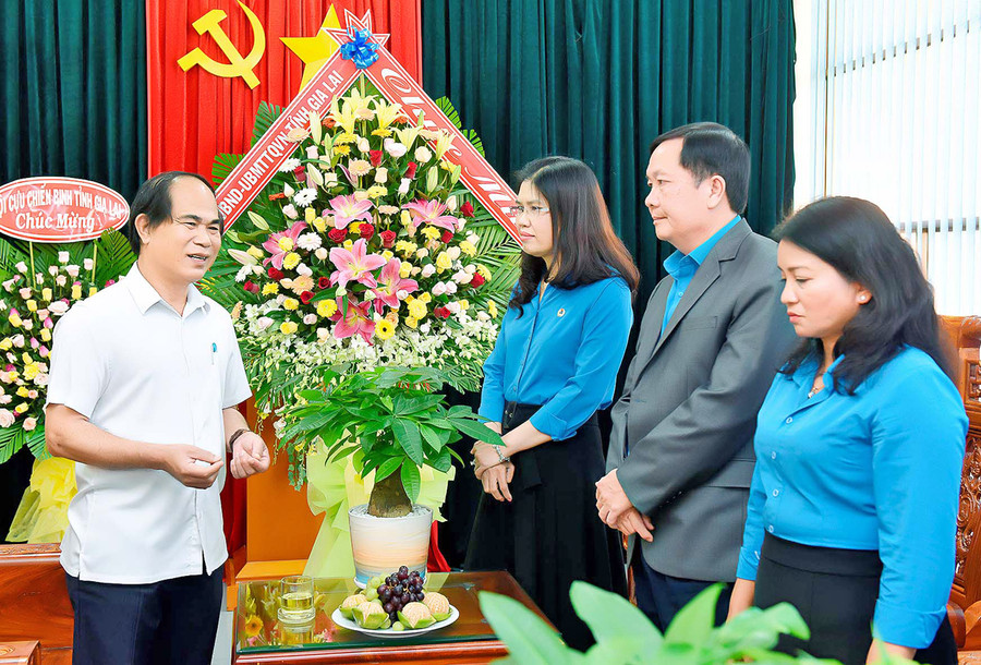 Chủ tịch UBND tỉnh Võ Ngọc Thành (bìa trái) thăm, chúc mừng LĐLĐ tỉnh nhân kỷ niệm 75 năm Ngày thành lập Công đoàn tỉnh. Ảnh: Đức Thụy