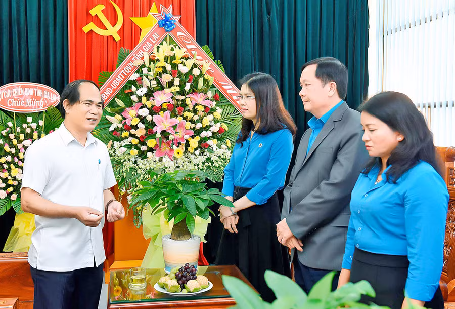 Chủ tịch UBND tỉnh Võ Ngọc Thành (bìa trái) thăm, chúc mừng LĐLĐ tỉnh nhân kỷ niệm 75 năm Ngày thành lập Công đoàn tỉnh. Ảnh: Đức Thụy