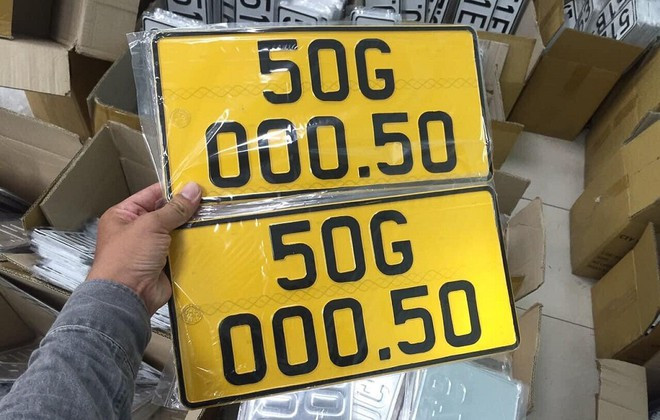 Xe ô tô sẽ được gắn 2 biển số ngắn với kích thước chiều cao là 165 mm, chiều dài là 330 mm