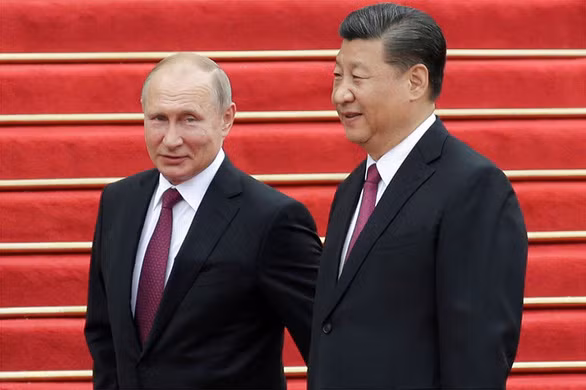  Chủ tịch Trung Quốc Tập Cận Bình (phải) và Tổng thống Nga Vladimir Putin trong một cuộc gặp mặt tại Bắc Kinh, Trung Quốc - Ảnh: REUTERS