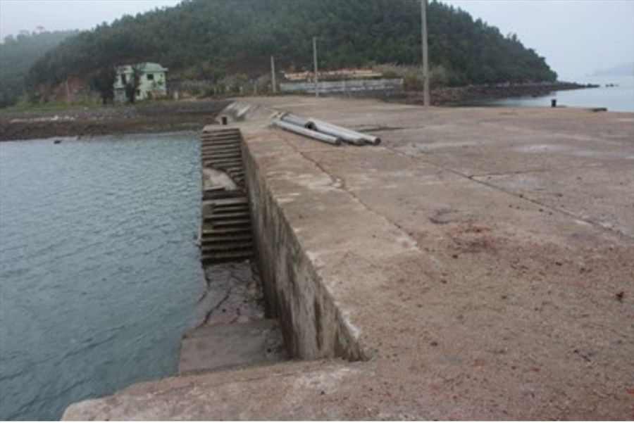 Chỉ có hạng mục cầu cảng được người dân sử dụng vào những thời điểm gió bão hoặc thủy triều thấp vì cảng phía trong nông. Ảnh: Nguyễn Hùng