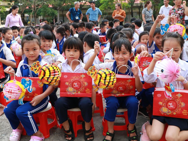 Vui trung thu cùng trẻ em nghèo vùng ngoại thành. Ảnh: LÊ THANH