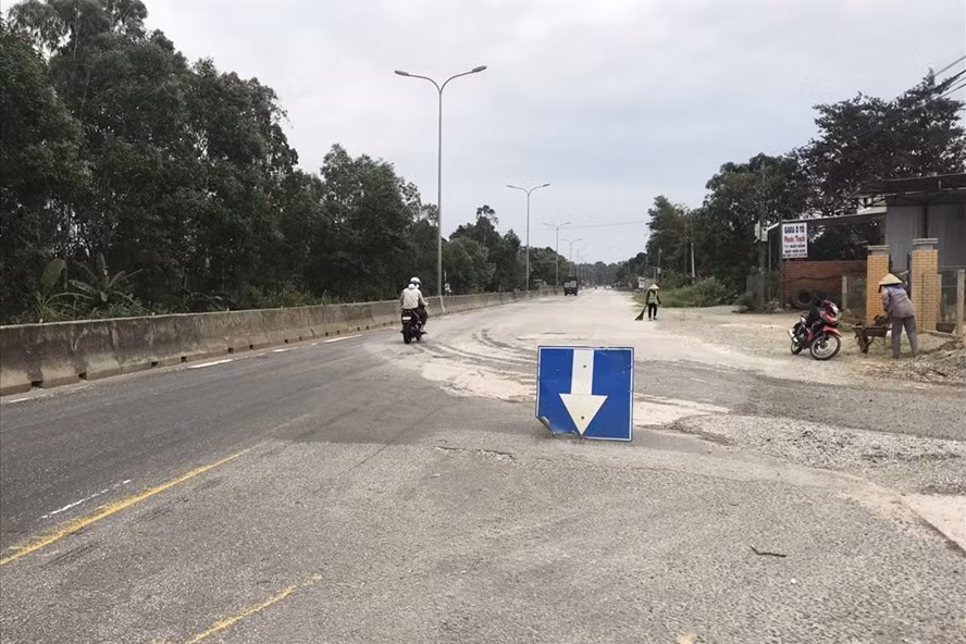 Quốc lộ 1A bị hư hỏng nặng khiến tai nạn giao thông xảy ra nhiều trong thời gian qua. Ảnh: Thanh Chung