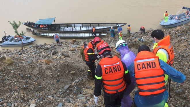 Lực lượng thực hiện công tác cứu hộ tại Thủy điện Rào Trăng 3.