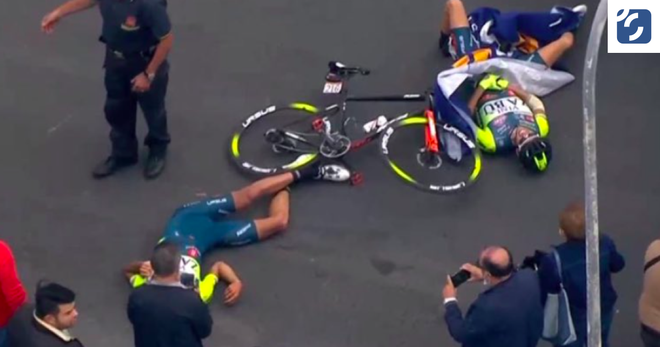 Một trong hai cua rơ bất tỉnh sau khi rào cản bay vào xe đạp của họ - Ảnh: CHỤP MÀN HÌNH Một trong hai cua rơ bất tỉnh sau khi rào cản bay vào xe đạp của họ - Ảnh: CHỤP MÀN HÌNH