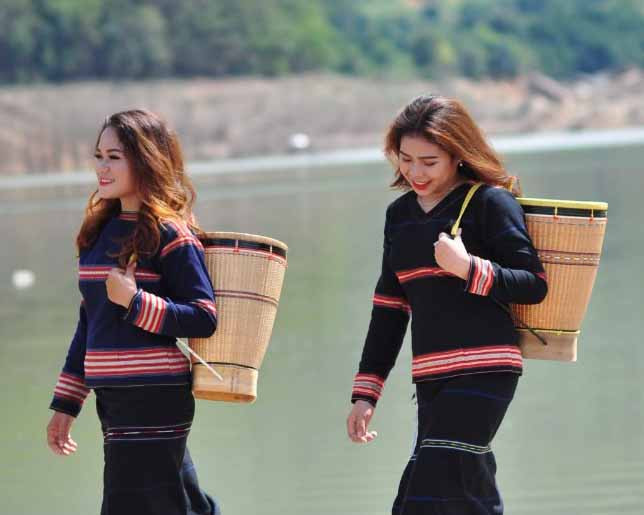 Ksor Nhíu hiện là sinh viên năm 3 Trường Cao đẳng Gia Lai và rất đắt show diễn. Ảnh: Nguyên Bình