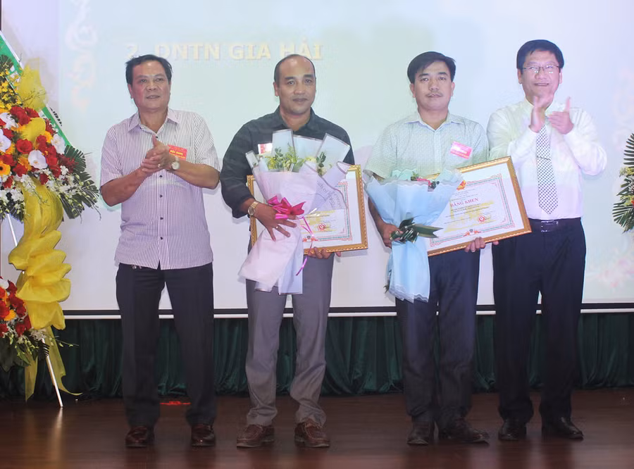  Ông Nguyễn Đình Phương-Trưởng ban Kinh tế-ngân sách HĐND tỉnh (bìa trái) và ông Lê Minh Nhựt-Cục trưởng Cục Thuế tỉnh trao bằng khen của Chủ tịch UBND tỉnh cho 2 doanh nghiệp. Ảnh: S.C