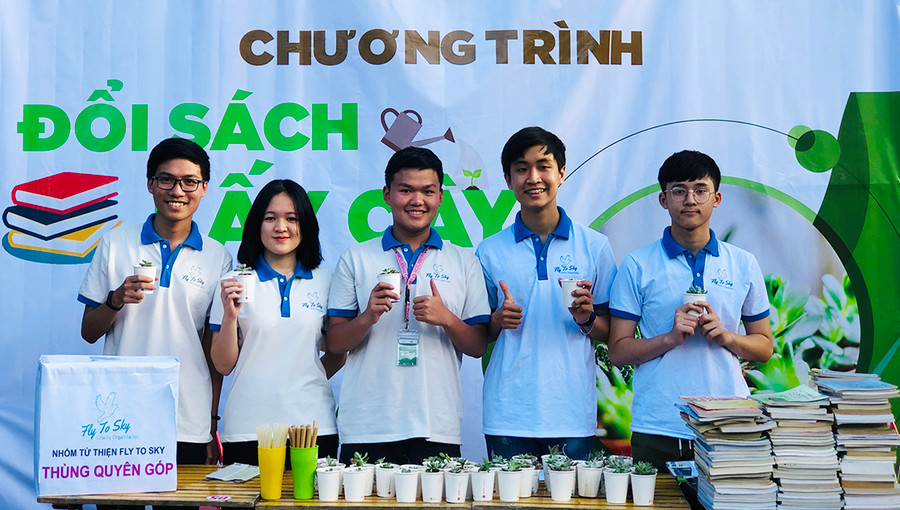 Chương trình “Đổi sách lấy cây” tuyên truyền về bảo vệ môi trường tại TP. Pleiku. Ảnh: Phan Lài