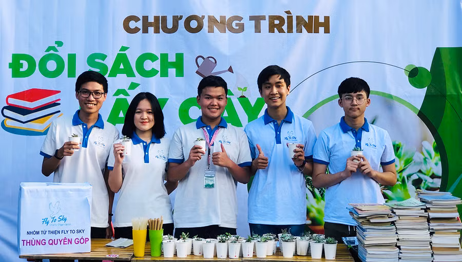 Chương trình “Đổi sách lấy cây” tuyên truyền về bảo vệ môi trường tại TP. Pleiku. Ảnh: Phan Lài