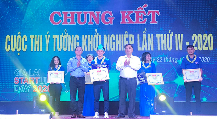 Phó Chủ tịch UBND tỉnh Kpă Thuyên (thứ 3 từ phải sang) trao giải nhất cho anh Phạm Hồng Thưởng. Ảnh: Ngọc Thu Phó Chủ tịch UBND tỉnh Kpă Thuyên (thứ 3 từ phải sang) trao giải nhất cho anh Phạm Hồng Thưởng. Ảnh: Ngọc Thu