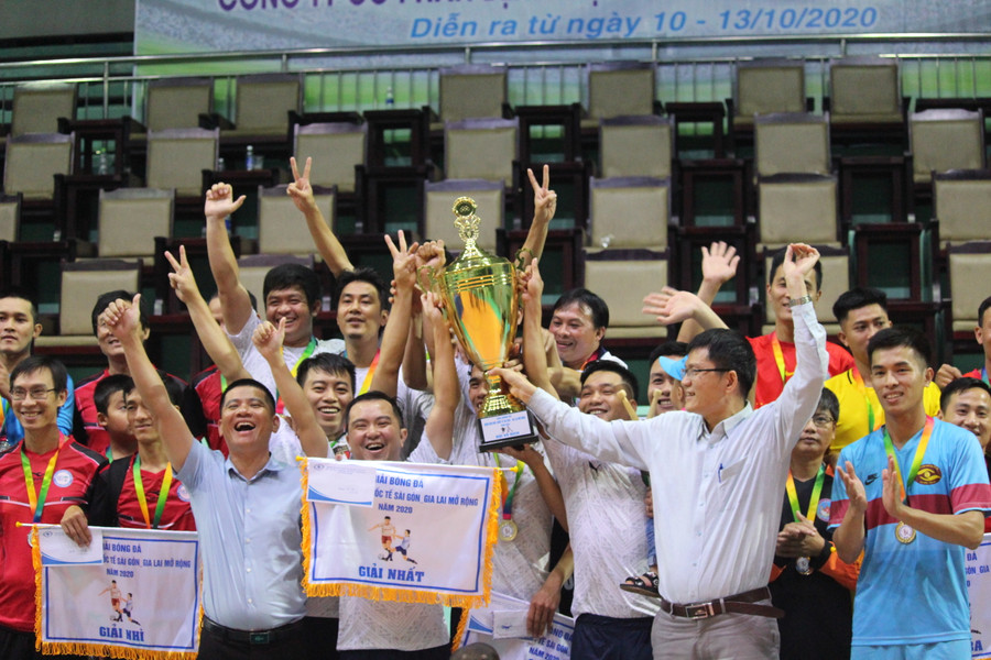 Ban tổ chức trao cúp vô địch cho Đội bóng Bệnh viện Mắt quốc tế Sài Gòn-Gia Lai. Ảnh: Hoành Sơn