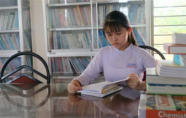 Em Đặng Minh Thư luôn tranh thủ thời gian rảnh lên thư viện trường để đọc thêm tài liệu. (Ảnh: Công Mạo/TTXVN)