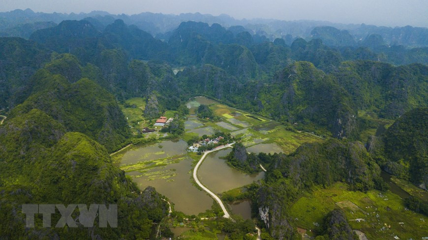Khu du lịch Tam Cốc nhìn từ trên cao. (Ảnh: Minh Đức/TTXVN) Khu du lịch Tam Cốc nhìn từ trên cao. (Ảnh: Minh Đức/TTXVN)