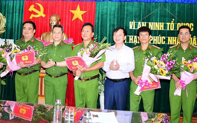 Lãnh đạo Công an TP Hải Phòng và lãnh đạo quận Dương Kinh tặng hoa biểu dương các đơn vị phá án - Ảnh: NGUYỄN DŨNG