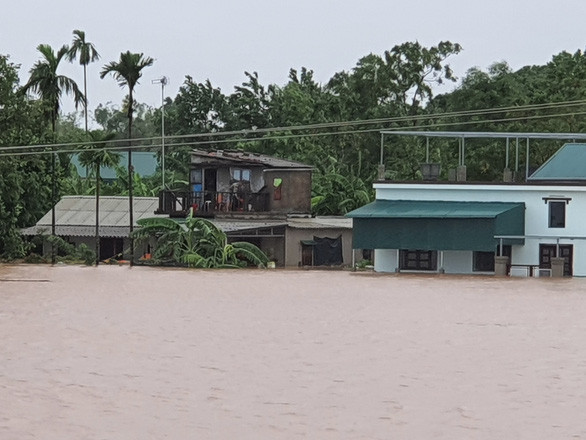 Những ngôi nhà ngập sâu trong nước gần 2m tại phường 2, thị xã Quảng Trị (tỉnh Quảng Trị) chiều 8-10 - Ảnh: PHƯỚC TUẦN