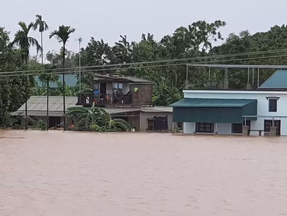 Những ngôi nhà ngập sâu trong nước gần 2m tại phường 2, thị xã Quảng Trị (tỉnh Quảng Trị) chiều 8-10 - Ảnh: PHƯỚC TUẦN