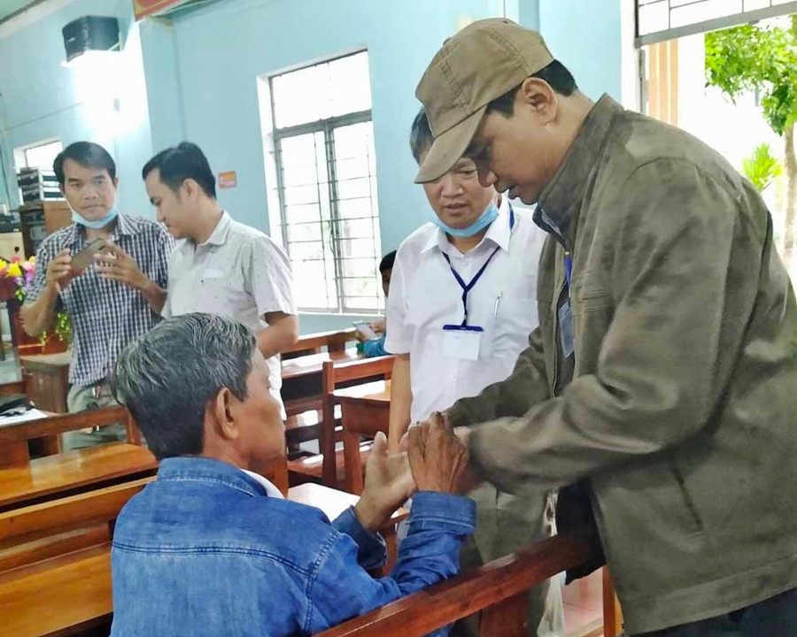 Ông Đinh Hà Nam-Phó Giám đốc Sở Y tế tỉnh thăm hỏi và động viên bệnh nhân phong trong buổi kiểm tra tại xã Ia Rsai, huyện Krông Pa. Ảnh: Như Nguyện