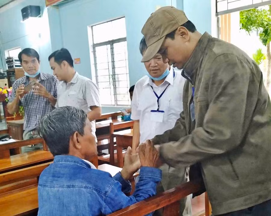 Ông Đinh Hà Nam-Phó Giám đốc Sở Y tế tỉnh thăm hỏi và động viên bệnh nhân phong trong buổi kiểm tra tại xã Ia Rsai, huyện Krông Pa. Ảnh: Như Nguyện