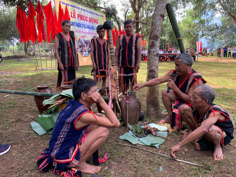 Cúng giọt nước có ý nghĩa cầu thần linh cho nguồn nước trong, sạch, dân làng khỏe mạnh, ấm no, mùa màng tươi tốt. Ảnh: Phương Linh Cúng giọt nước có ý nghĩa cầu thần linh cho nguồn nước trong, sạch, dân làng khỏe mạnh, ấm no, mùa màng tươi tốt. Ảnh: Phương Linh