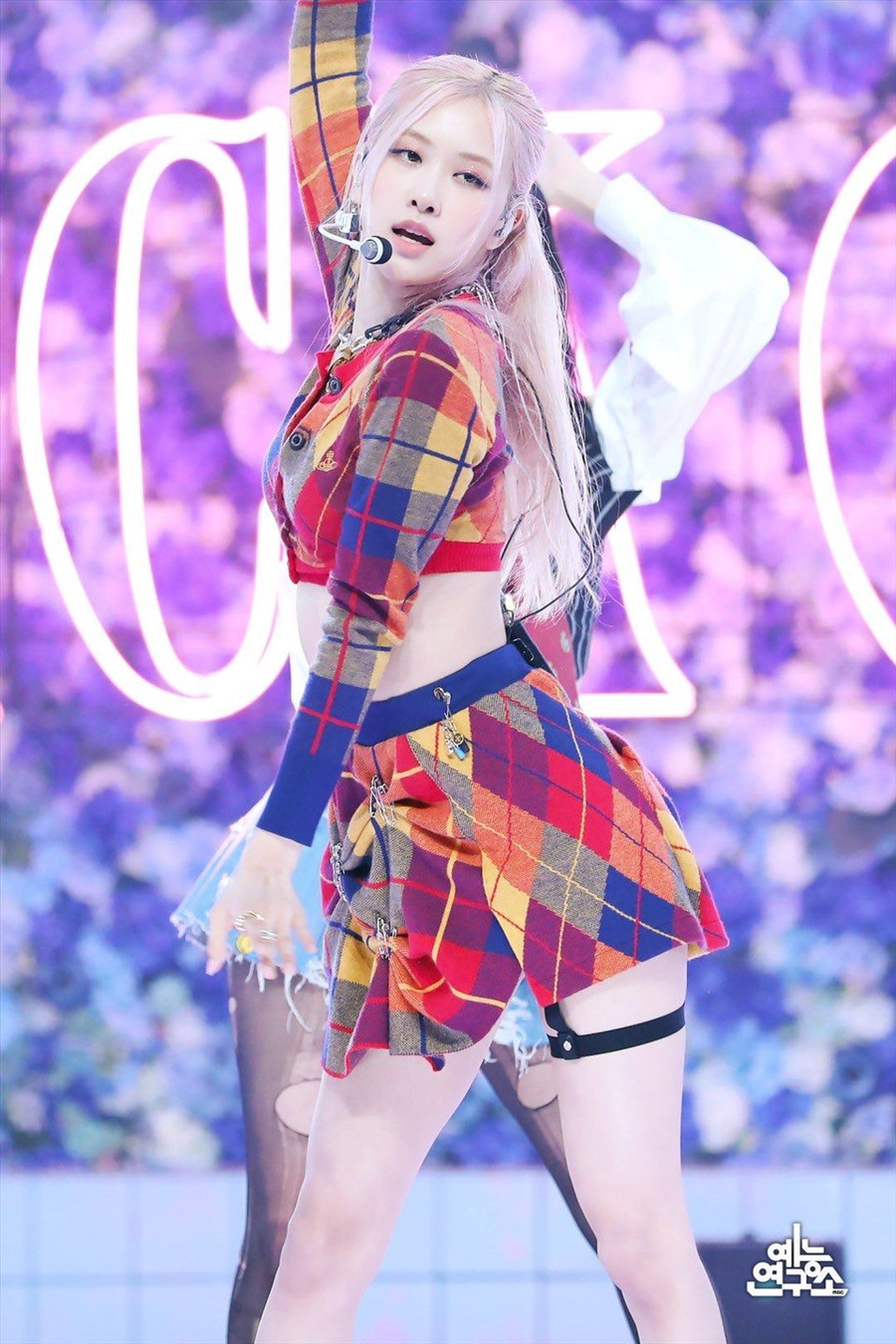 Là một người chưa từng nhảy trước khi làm thực tập sinh cho Blackpink, hiện tại, ngoài vai trò giọng hát chính Rosé cũng là thành viên nhảy dẫn đầu của cả nhóm. Ảnh: MBC. 