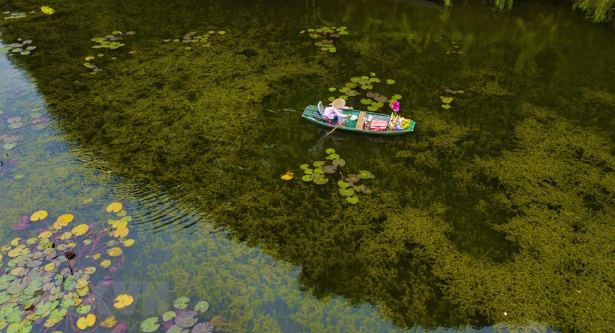 Nằm ở xã Ninh Hải, huyện Hoa Lư, Ninh Bình, cách thủ đô Hà Nội khoảng 100km về phía Nam, Tam Cốc - một bức tranh thủy mặc đẹp đến mê hồn trong tiết thu mát mẻ. (Ảnh: Minh Đức/TTXVN) Nằm ở xã Ninh Hải, huyện Hoa Lư, Ninh Bình, cách thủ đô Hà Nội khoảng 100km về phía Nam, Tam Cốc - một bức tranh thủy mặc đẹp đến mê hồn trong tiết thu mát mẻ. (Ảnh: Minh Đức/TTXVN)