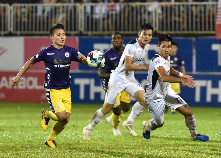  HAGL (phải) đã thảm bại trên sân nhà Pleiku. Ảnh: Văn Ngọc