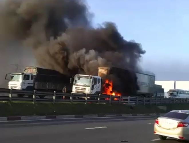 Hiện trường vụ cháy xe container trên cầu Đồng Nai.