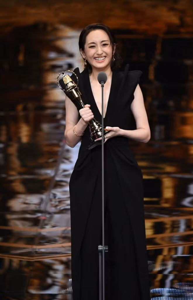 Người đẹp hạnh phúc với ngôi Ảnh hậu Kim Chung 2020 ẢNH: CHỤP MÀN HÌNH SINA