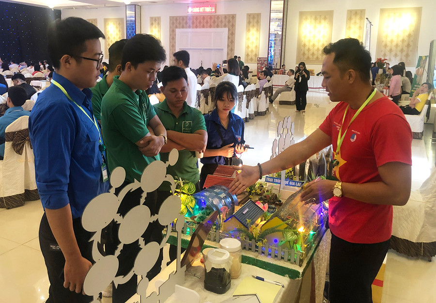 Anh Nguyễn Văn Hòa (bìa phải; xã Đak Hlơ, huyện Kbang)-người khởi nghiệp thành công từ trùn quế-chia sẻ kinh nghiệm với đoàn viên, thanh niên. Ảnh: Ngọc Thu Anh Nguyễn Văn Hòa (bìa phải; xã Đak Hlơ, huyện Kbang)-người khởi nghiệp thành công từ trùn quế-chia sẻ kinh nghiệm với đoàn viên, thanh niên. Ảnh: Ngọc Thu