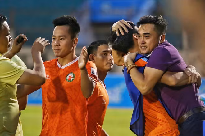 Chùm ảnh: Niềm vui của bóng đá Bình Định trở lại V-League sau 12 năm chờ đợi ảnh 4
