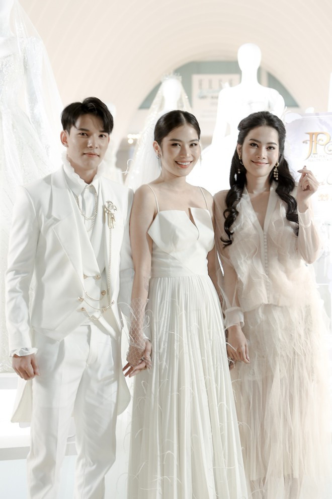 Sự kiện còn có sự tham gia của Nam Em. Người đẹp diện váy voan xếp ly nữ tính. Tuy nhiên lối trang điểm cùng kiểu tóc khiến cô trông già hơn ẢNH: NVCC