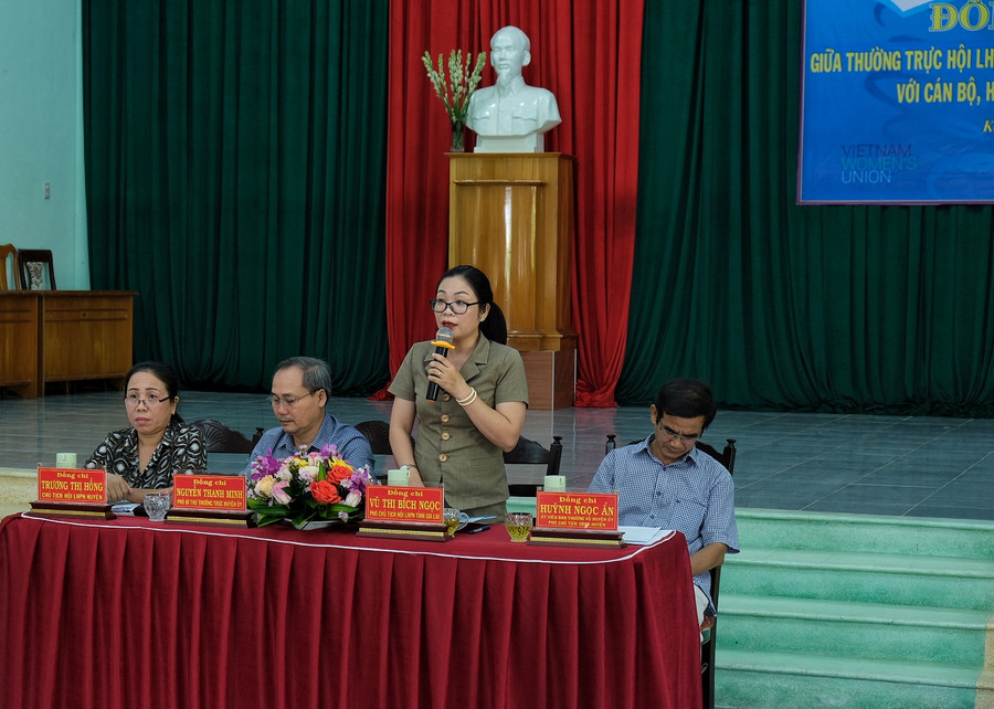 Đối thoại để tháo gỡ khó khăn, vướng mắc cho phụ nữ vùng sâu. Ảnh: Minh Châu