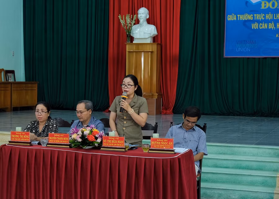 Đối thoại để tháo gỡ khó khăn, vướng mắc cho phụ nữ vùng sâu. Ảnh: Minh Châu