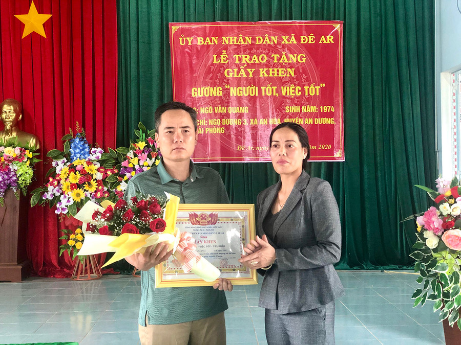 UBND xã Đê Ar trao tặng giấy khen cho anh Ngô Văn Quang vì có hành động dũng cảm cứu người. Ảnh: Ngọc Thu