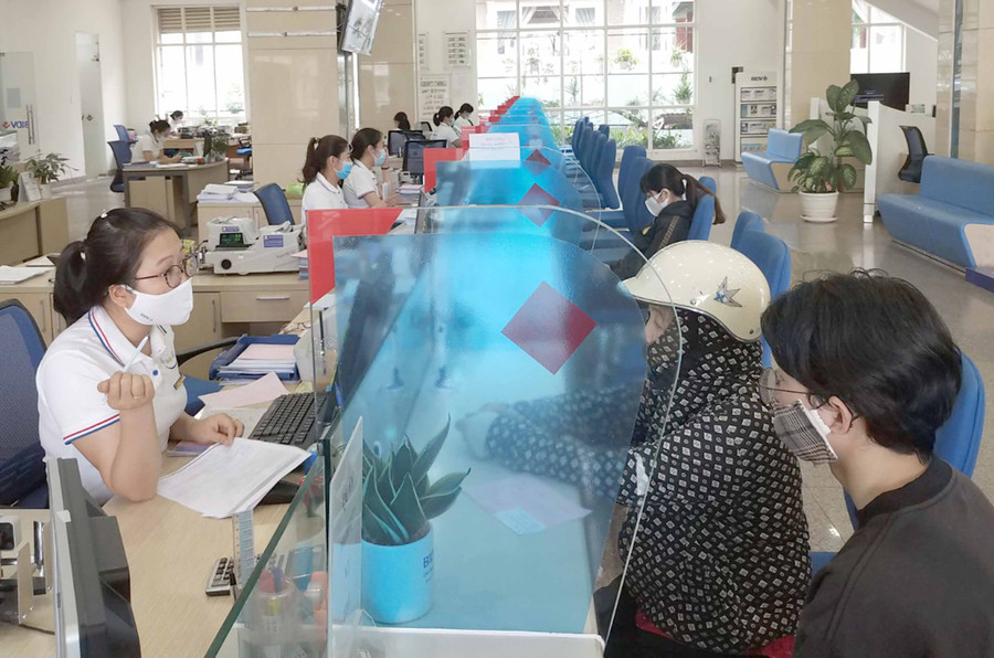 Các ngân hàng thương mại chủ động tiết kiệm chi phí hoạt động để hỗ trợ khách hàng. Ảnh: Sơn Ca 