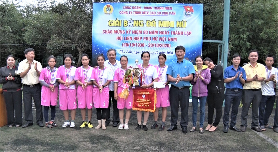 Lãnh đạo Công ty trao cúp và cờ cho đội bóng nữ Nông trường Cao su xã Gào. Ảnh: Hà Đức Thành Lãnh đạo Công ty trao Giải Vô địch cho đội bóng nữ Nông trường Cao su Xã Gào. Ảnh: Hà Đức Thành