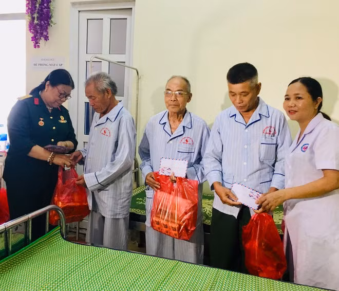 Bà Nguyễn Thị Nhung thường xuyên đến các bệnh viện làm thiện nguyện