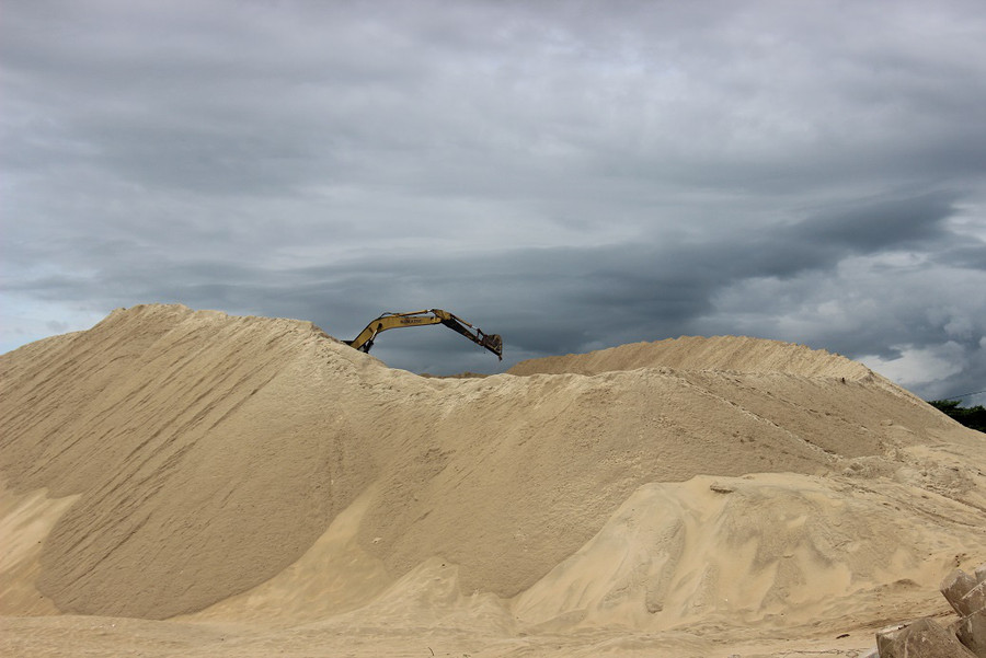 Người dân địa phương cho rằng, bãi tập kết cát gây bụi cát mỗi khi có gió, ảnh hưởng đến cuộc sống của họ. Ảnh: Dũ Tuấn.
