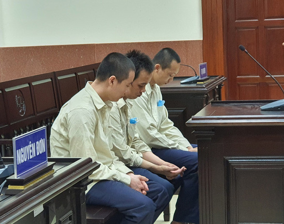 Các bị cáo Tú Em, Tùng và Hiếu tại phiên tòa phúc thẩm - Ảnh: ĐAN THUẦN