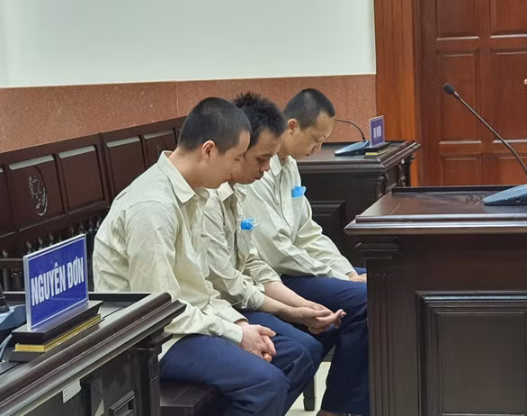 Các bị cáo Tú Em, Tùng và Hiếu tại phiên tòa phúc thẩm - Ảnh: ĐAN THUẦN