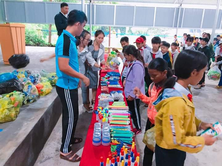 Các em học sinh đổi rác thải nhựa lấy đồ dùng học tập. Ảnh: Vũ Chi Các em học sinh háo hức đổi rác thải nhựa lấy đồ dùng học tập. Ảnh: Vũ Chi