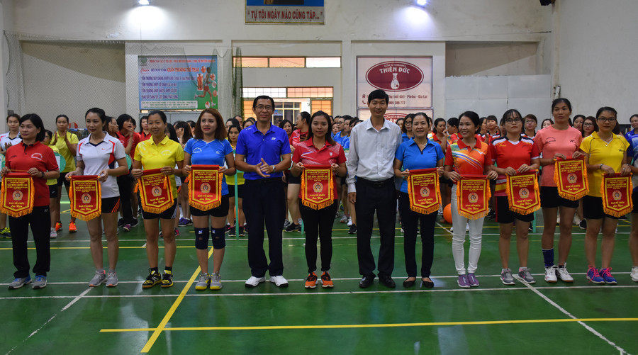  Ban tổ chức tặng cờ lưu niệm cho các đội tham gia tại giải. Ảnh: Hà Phương