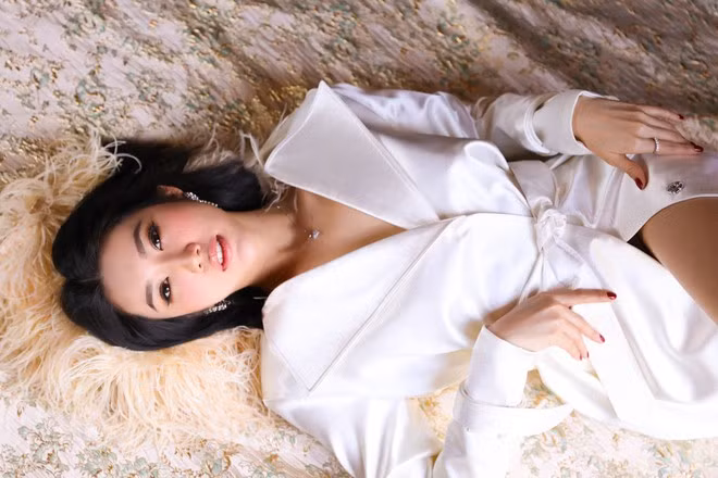 Thời gian qua, Thúy Ngân xuất hiện trong hàng loạt dự án phim Gạo nếp gạo tẻ 2, Hải Đường trong gió, các chương trình Chị em chúng mình, 7 nụ cười xuân... Cô phủ sóng truyền hình và được đông đảo khán giả yêu mến. Hiện Thúy Ngân đang góp mặt trong phim Cây táo nở hoa và hy vọng tạo nhiều bứt phá mới về sự nghiệp ẢNH: NHÂN PHẠM